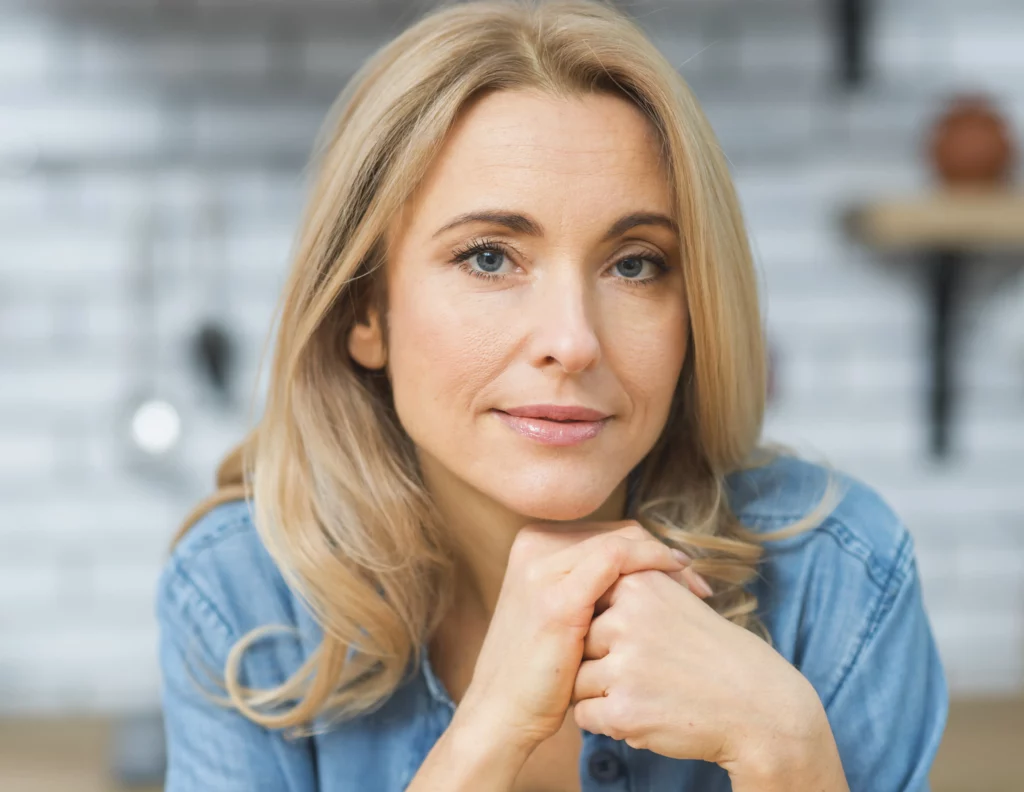 kobieta w etapie okołomenopauzalnym, zdjęcie do artykułu: Jak menopauza zmienia kobietę