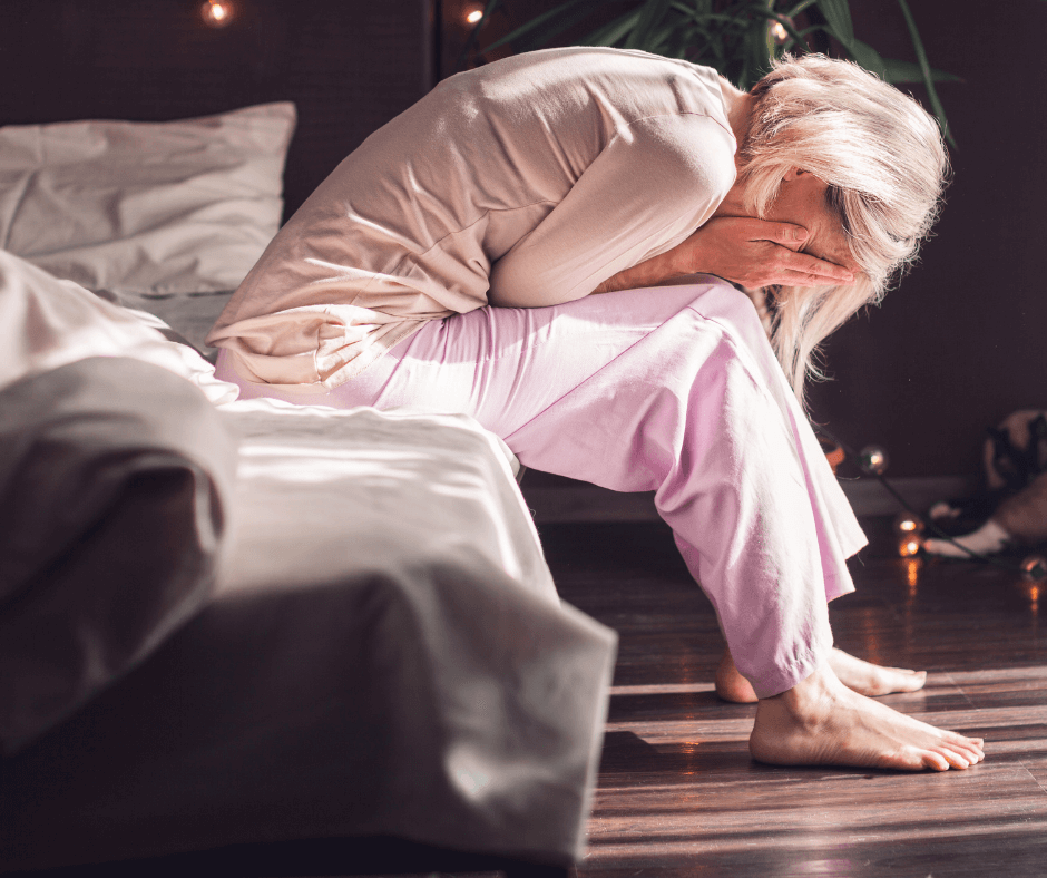 Kobieta, która czuje się źle, ponieważ menopauzy wpływa na jej psychikę. Zdjęcie do artykułu "Jak menopauza zmienia psychikę"