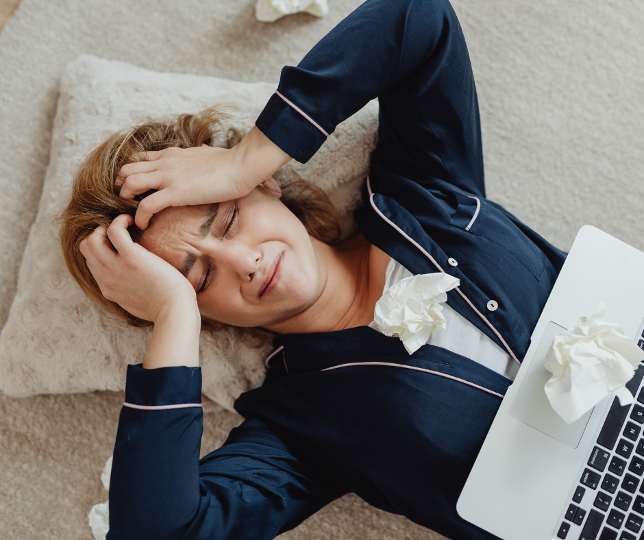 Kobieta w kryzysie, która płacze i trzyma się za głowę.